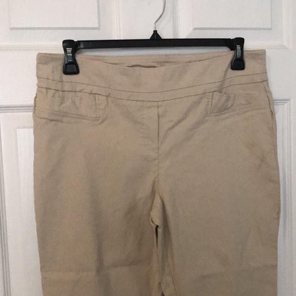 Cute khaki colored capris/ petite size 14 🌷 - Picture 2 of 3